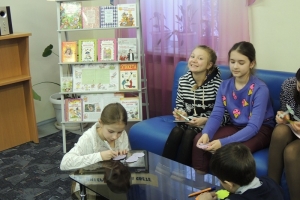 Ребята подписывают открытки «Спасибо тебе за...».