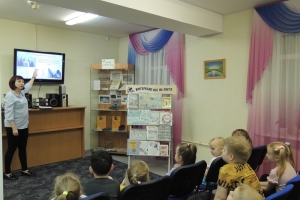 Дети слушают правила поведения зимой на улице