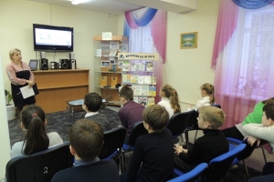 Библиотекарь Евгения Валерьевна знакомит ребят с детскими сайтами