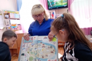 Увлеченное рассматривание книги А. Голубева «Карты России»