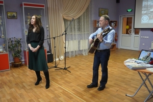 Песню «Есть город матросов, ночных контрабасов» исполняют Елена Захарова и Дмитрий Зверев