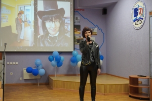 Выступает яркая поэтическая звезда Анна Умник