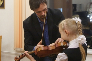 Мастер-класс для юных скрипачей ведет член жюри, лауреат всероссийских и международных конкурсов Иван Иванов