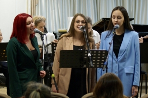 Солистки: Алина Луковникова, Кристина Бояренцева, Мария Кургузова