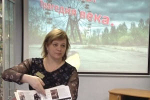 Ведущая мероприятия - заведующая сектором абонемента  Любовь  Федулова