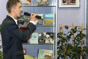Михаил Жидков, студент МАГУ, читает отрывок из книги Михаила Орешеты «Гвоздики на скалах»