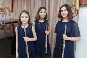 Ансамбль флейтистов в составе: Анжелика Баталова, Юлия Косолапова, София Сидорма