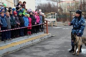 Михаил Заякин рассказывает ребятам о служебных собаках.