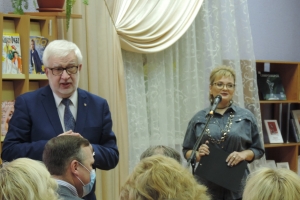 Депутат Мурманской областной Думы Виктор Васильевич Сайгин поздравляет библиотеку
