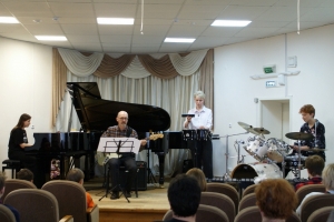 Ангелина Кульбида (фортепиано), Анастасия Носова (ударная установка), Юрий Валиев (бас-гитара), Ия Жук (перкуссия)