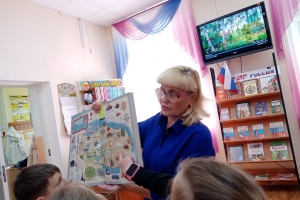 Увлеченное рассматривание книги А. Голубева «Карты России»