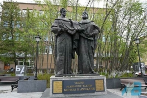Памятник святым Кириллу и Мефодию в сквере у Областной научной библиотеки г. Мурманска