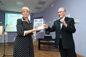 Вячеслав Бобров передает свою книгу в библиотеку