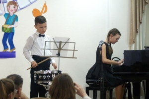 Инструментальный дуэт: Зубарева Ирина, фортепиано и Нетреба Илья, малый барабан