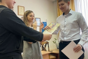Специальный диплом Пудову Николаю вручает член жюри учащихся Коваленко Леонид.