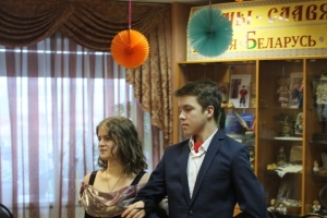 Учащиеся МБОУ СОШ №1 Лесик Тамара и Перепеленко Егор танцуют вальс 