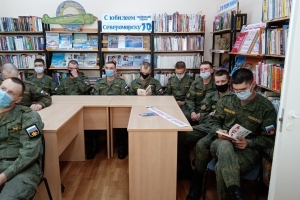 Военнослужащие слушают беседу
