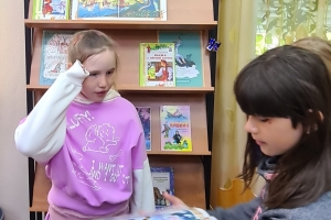 У книжной выставки