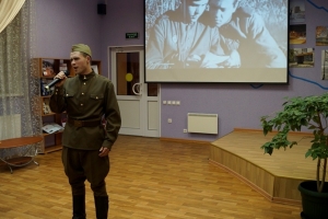 Вячеслав Белов, старший матрос войсковой части 77360, исполняет песню «Облаком по небу»