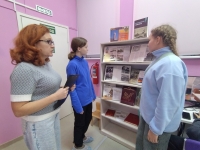 Разговор  у выставки  “На скалистых рубежах Родины”